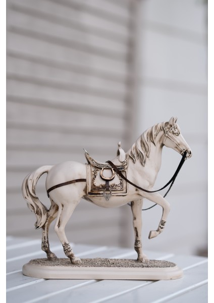 Dekoratif Dev At Figürü Semerli Biblo Ayak Havada modelleri