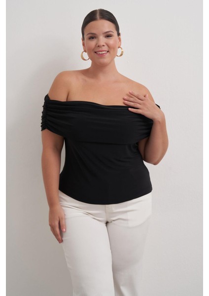 Açık Omuzlu Büzgülü Bluz