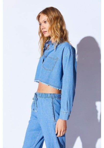 Mavi Crop Soft Dokulu Denim Yıpratma Detaylı Kadın Jean Gömlek - 9600