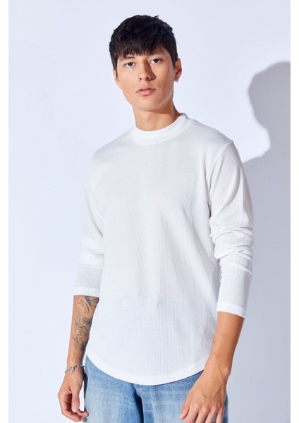 Beyaz Bisiklet Yaka Jakarlı Dokulu Kumaş Slim Fit Basic Uzun Kol Erkek Tshirt | EE1000229954