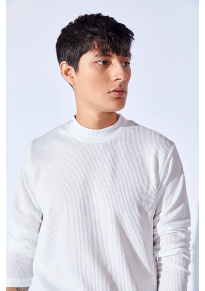 Beyaz Bisiklet Yaka Jakarlı Dokulu Kumaş Slim Fit Basic Uzun Kol Erkek Tshirt | EE1000229954
