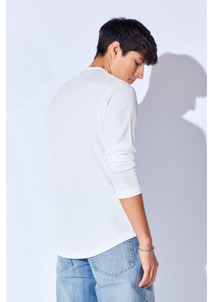 Beyaz Bisiklet Yaka Jakarlı Dokulu Kumaş Slim Fit Basic Uzun Kol Erkek Tshirt | EE1000229954