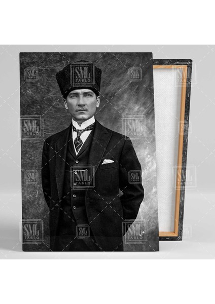 Siyah ve Beyaz Mustafa Kemal Atatürk Karizmatik Portresi Dikey Kanvas Tablo