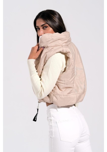 Bej Sırtı Taş Işlemeli Dik Yaka Kısa Şişme Yelek