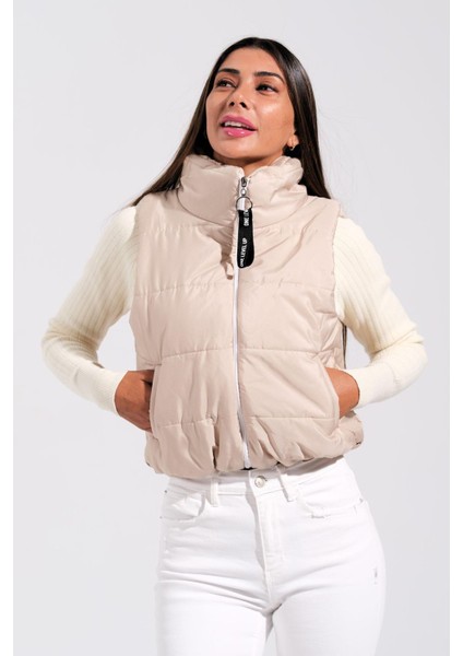Bej Sırtı Taş Işlemeli Dik Yaka Kısa Şişme Yelek indirimleri