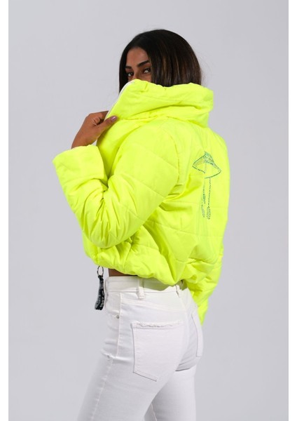 Neon Yeşil Sırtı Taş Baskılı Dik Yaka Kısa Şişme Mont