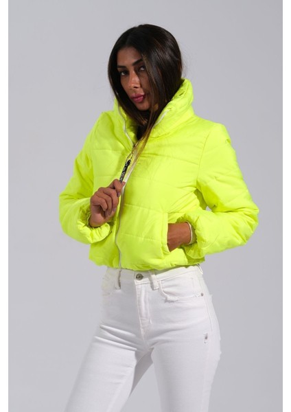 Neon Yeşil Sırtı Taş Baskılı Dik Yaka Kısa Şişme Mont fiyatları