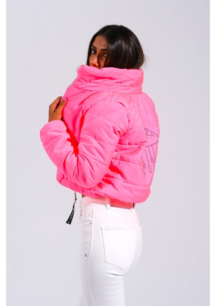 Pembe Sırtı Taş Baskılı Dik Yaka Kısa Şişme Mont