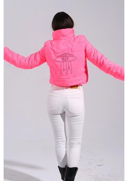 Pembe Sırtı Taş Baskılı Dik Yaka Kısa Şişme Mont modelleri