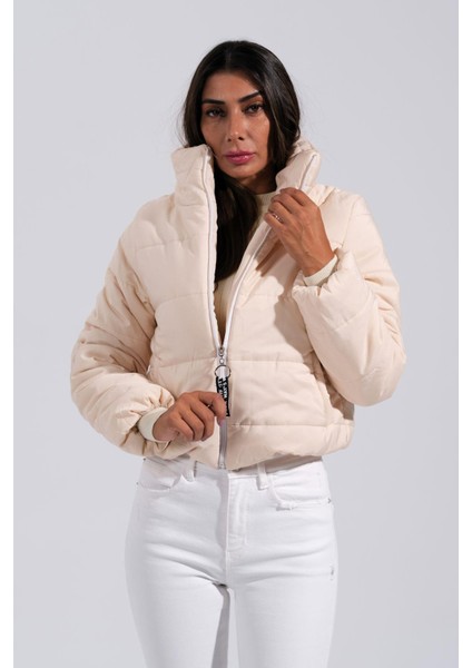 Bej Sırtı Taş Baskılı Dik Yaka Kısa Şişme Mont fiyatları