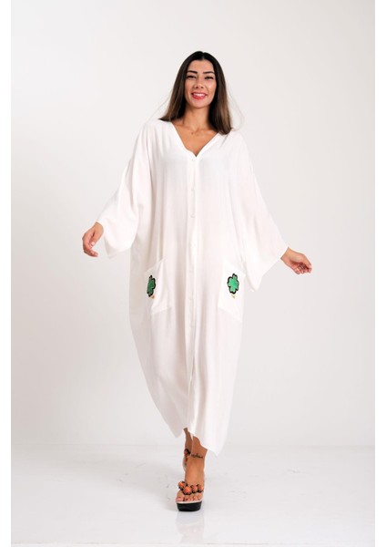 Beyaz V Yaka Sırtı ve Cepleri Yonca Nakışlı Oversize Uzun Gömlek Elbise fiyatları