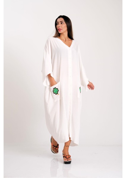 Beyaz V Yaka Sırtı ve Cepleri Yonca Nakışlı Oversize Uzun Gömlek Elbise modelleri