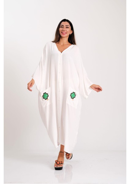 Beyaz V Yaka Sırtı ve Cepleri Yonca Nakışlı Oversize Uzun Gömlek Elbise fırsatları