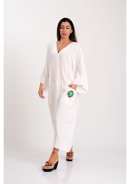 Beyaz V Yaka Sırtı ve Cepleri Yonca Nakışlı Oversize Uzun Gömlek Elbise indirimleri