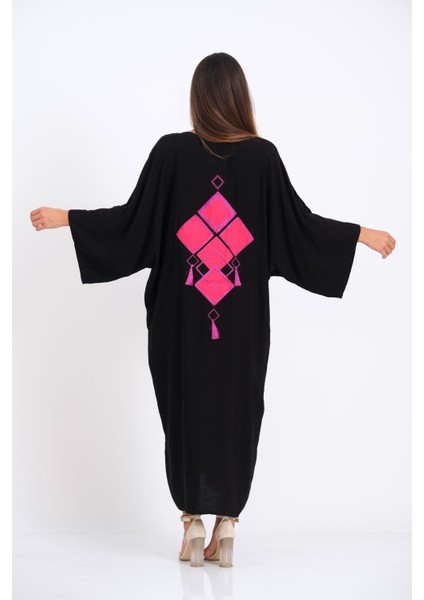 Siyah V Yaka Omuzu Pencereli Cepleri ve Sırtı Aplike Nakışlı Püsküllü Oversize Uzun Gömlek Elbise