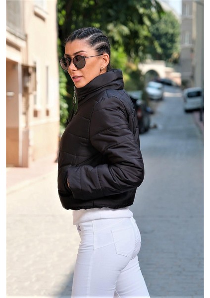 Siyah Dik Yaka Su Geçirmez Kısa Şişme Mont