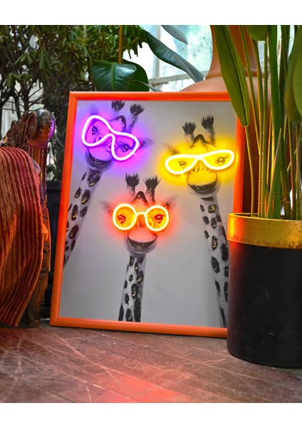 Neonpleksicom Gözlüklü Zürafalar Neon LED Işıklı Tablo 48X63 cm fiyatları