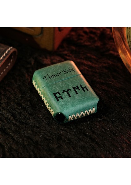 İsme Özel Benzinli Çakmak Hakiki Deri El Yapımı Zippo Tarzı Çakmak Kişiye Özel Çakmak Deri Kaplama Benzinli Erkek Çakmak Hediyelik Çakmak Doğum Günü Yıl Dönümü Hediyesi Yeşil Çakmak