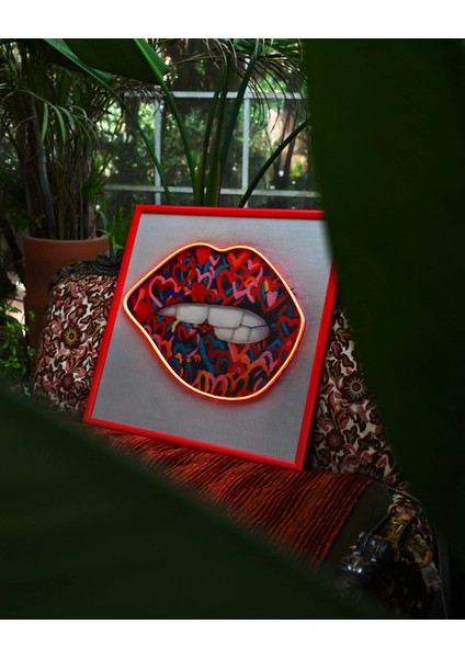 Neonpleksicom Dudak Dekoratif Neon LED Işıklı Tablo 54x54 cm