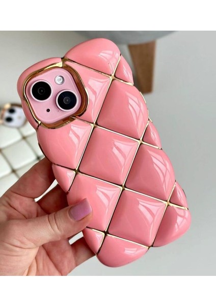 IPhone 13/14 Uyumlu Gold Detaylı Çizgili Baklava Dilimli Puf Kılıf
