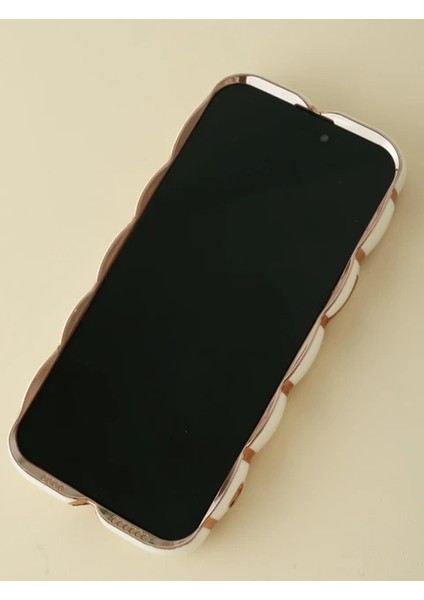 IPhone 13 Pro / 13 Promax Uyumlu Gold Detaylı Çizgili Baklava Dilimli Puf Kılıf