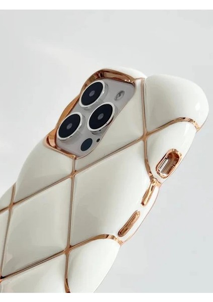 IPhone 13 Pro / 13 Promax Uyumlu Gold Detaylı Çizgili Baklava Dilimli Puf Kılıf