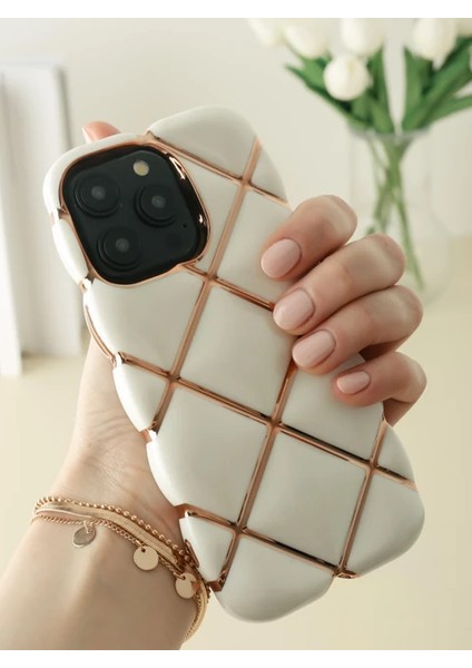 IPhone 13 Pro / 13 Promax Uyumlu Gold Detaylı Çizgili Baklava Dilimli Puf Kılıf