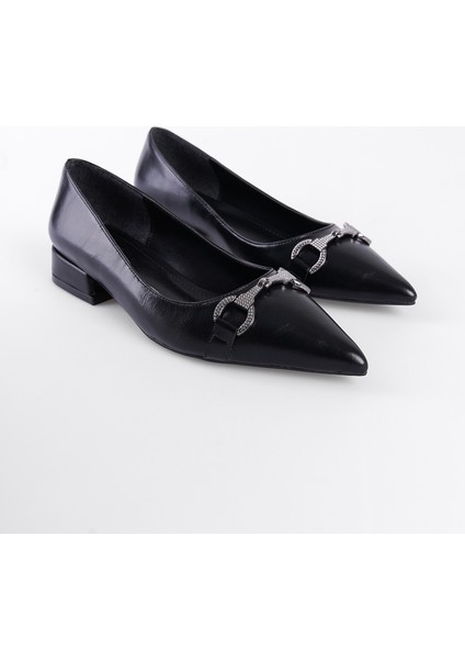 Sivri Burunlu Kısa Topuklu Taşlı Tokalı Kadın Ayakkabı