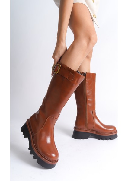 Trak Tabanlı Metal Tokalı Yandan Fermuarlı Kadın Çizme