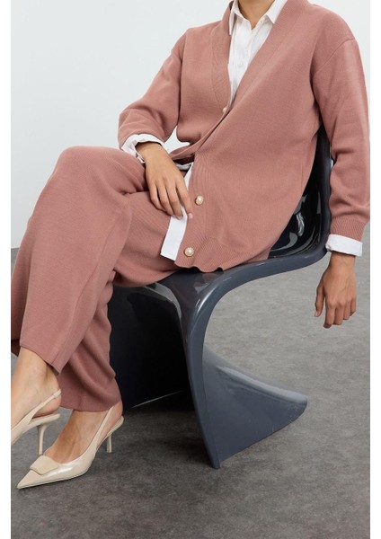 Tarz Kadın Modern Moda Normal Bel Boru Paça V Yaka Inci Düğmeli Hırka-Pantolon Triko Alt-Üst Takım fiyatları