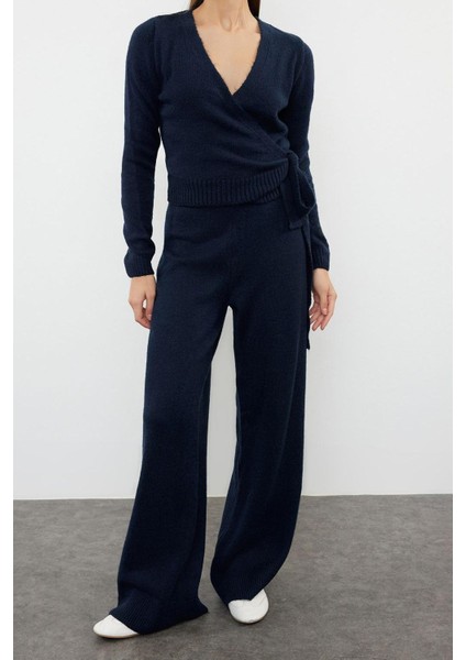 Tarz Kadın Modern Moda Normal Bel Boru Paça V Yaka Crop Kruvaze Bağlama Detaylı Triko Alt-Üst Takım fiyatları