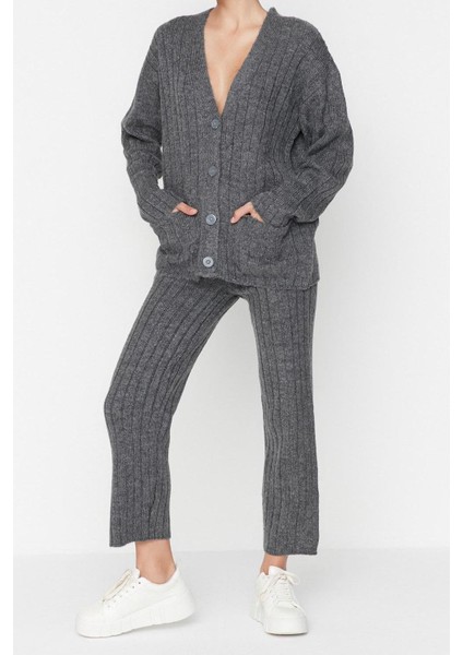 Tarz Kadın Modern Moda Normal Bel Geniş Paça V Yaka Geniş Kalıp Yumuşak Dokulu Triko Alt-Üst Takım fiyatları