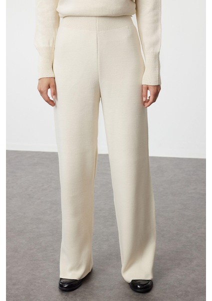 Tarz Kadın Modern Moda Normal Bel Boru Paça V Yaka Siyah Biyeli Yaka Detaylı Triko Alt-Üst Takım modelleri