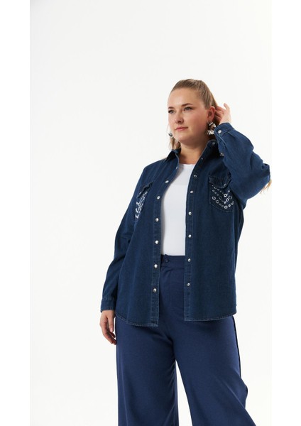 Büyük Beden Yaka ve Cep Aksesuarlı Denim Gömlek Mavi fırsatları
