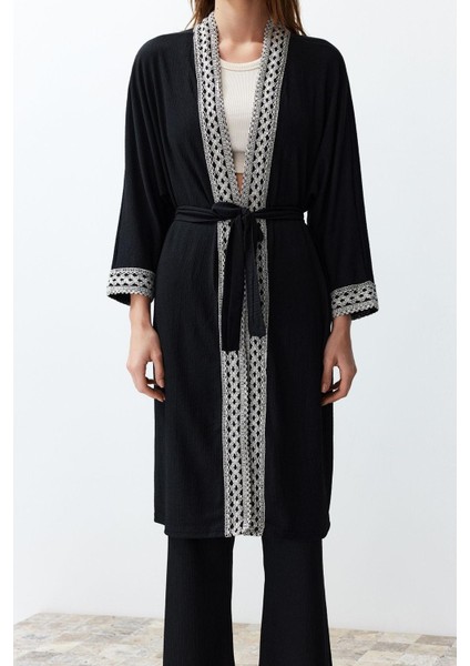 Tarz Kadın Modern Normal Bel Boru Paça Hakim Yaka Nakış Detaylı Kuşaklı Dokuma Kimono-Pantolon Takım indirimleri