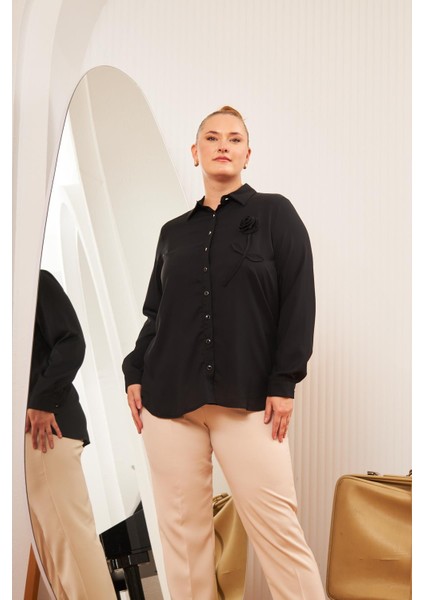 Büyük Beden Gül Aksesuarlı Gömlek Siyah