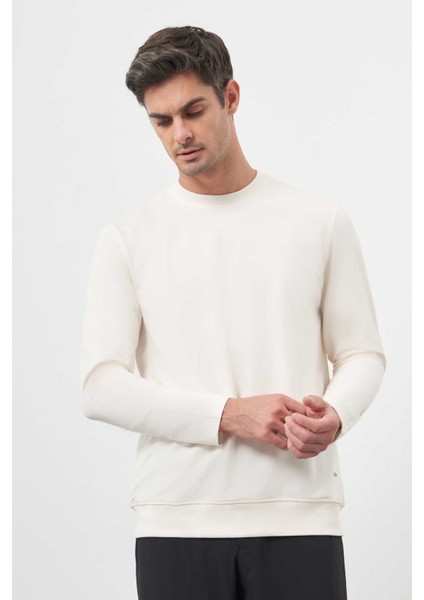 Erkek Kremrengi Basic Dynamic Fit Bisiklet Yaka Sweet Shirt