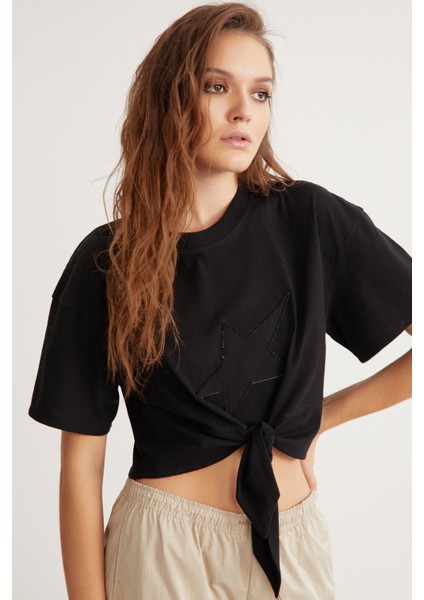 Karla Bisiklet Yaka %100 Pamuk Aplike Işlemeli Bağlama Detaylı Siyah Crop Siyah T-Shirt fırsatları