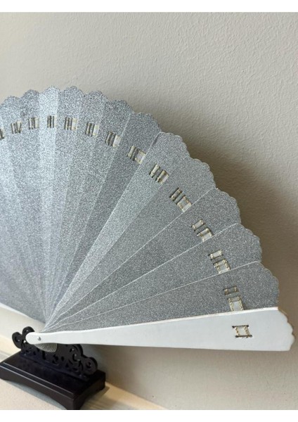 - Gümüş Kurdelalı Simli Parlak Yelpaze Yeni Yıl Hediyesi fiyatları