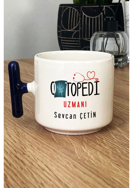 Kişiye Özel Ortopedi Uzmanı Kupa Bardak T Kulplu Lacivert Isme Özel Tıp Bayramı Hediyeleri