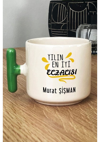 Kişiye Özel Yılın En Iyi Eczacısı Kupa Bardak T Kulplu Yeşil Tıp Bayramı Hediyesi