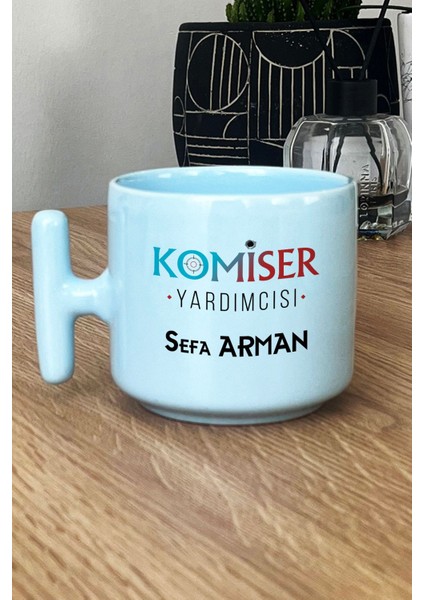 Kişiye Özel Komiser Yardımcısı Pastel T Kulplu Kupa Bardak Mavi Polisler Günü Hediyesi