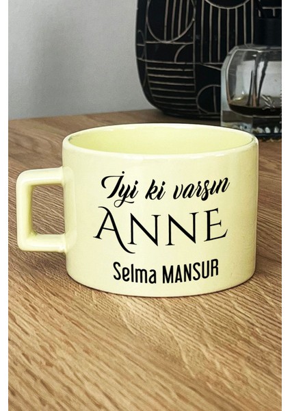 Kişiye Özel Iyi Ki Varsın Anne Pastel Fincan Sarı Anneler Günü Hediyesi