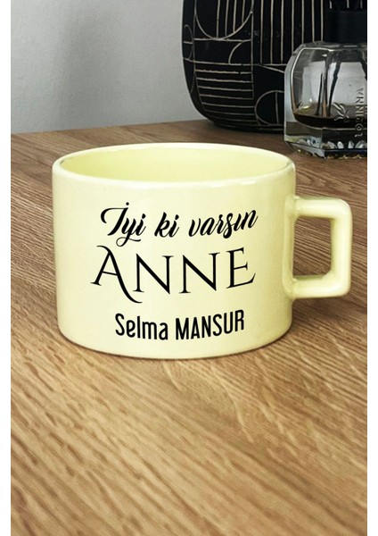 Kişiye Özel Iyi Ki Varsın Anne Pastel Fincan Sarı Anneler Günü Hediyesi fiyatları