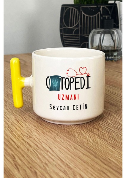 Kişiye Özel Ortopedi Uzmanı Kupa Bardak T Kulplu Sarı Isme Özel Tıp Bayramı Hediyeleri