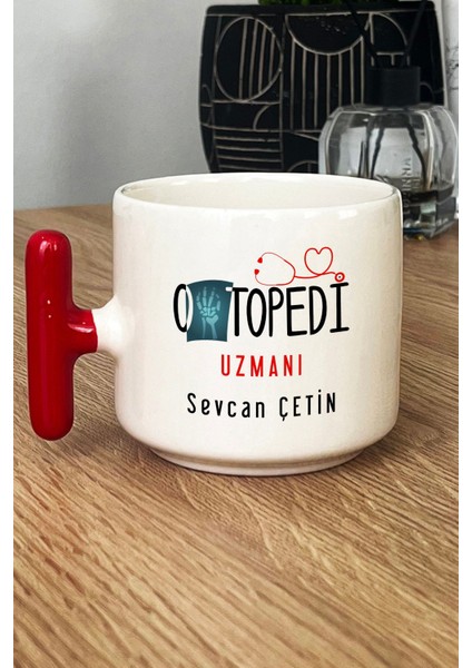 Kişiye Özel Ortopedi Uzmanı Kupa Bardak T Kulplu Kırmızı Isme Özel Tıp Bayramı Hediyeleri