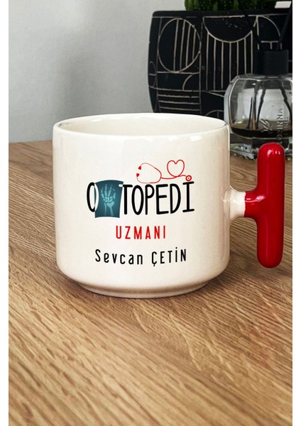 Kişiye Özel Ortopedi Uzmanı Kupa Bardak T Kulplu Kırmızı Isme Özel Tıp Bayramı Hediyeleri fiyatları
