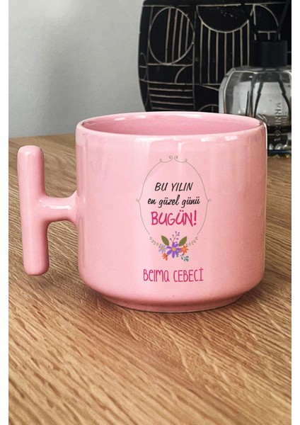 Kişiye Özel Doğum Günü Hediyesi Pastel T Kulplu Kupa Bardak Pembe Yılın En Güzel Günü