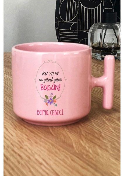 Kişiye Özel Doğum Günü Hediyesi Pastel T Kulplu Kupa Bardak Pembe Yılın En Güzel Günü fiyatları