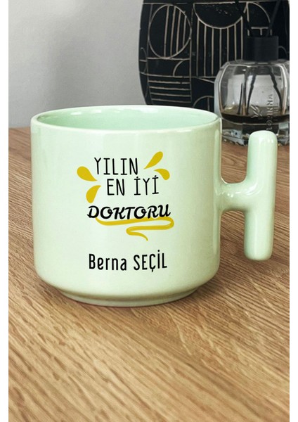 Kişiye Özel Yılın En Iyi Doktoru Pastel T Kulplu Kupa Bardak Yeşil Tıp Bayramı Hediyesi fiyatları